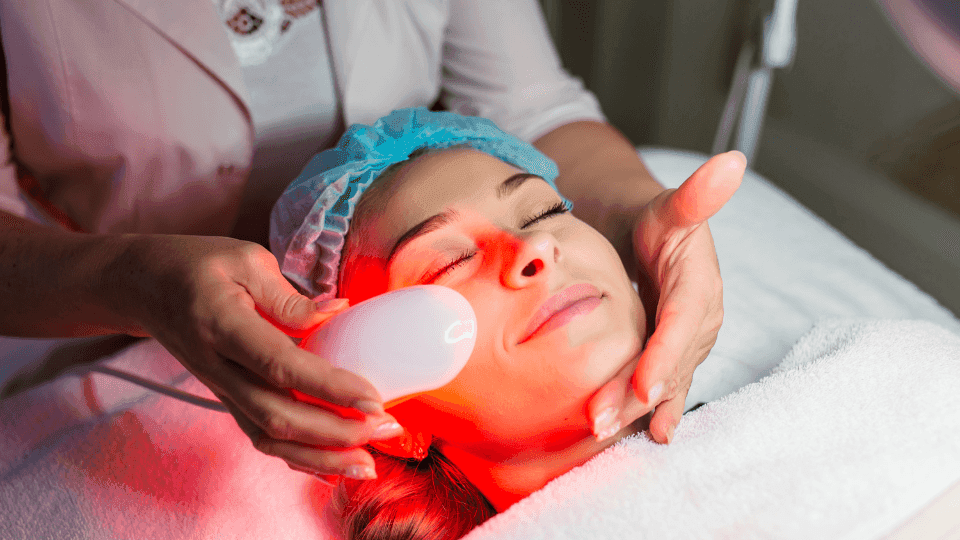 Red Light Therapy: Teknologi Revolusioner untuk Regenerasi dan Pemulihan Kulit