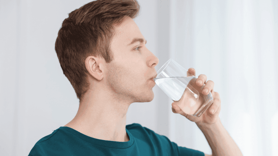 Rumus Minum Air 2-4-2: Rahasia Kulit Lembap & Glowing Meski Berpuasa