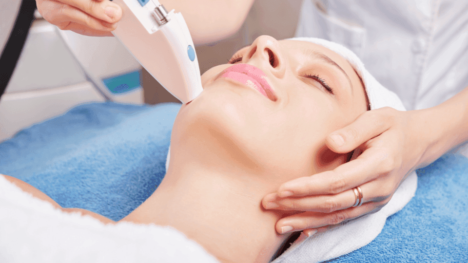 Crystal Skin Treatment: Kulit Cerah dan Glowing dalam Satu Perawatan