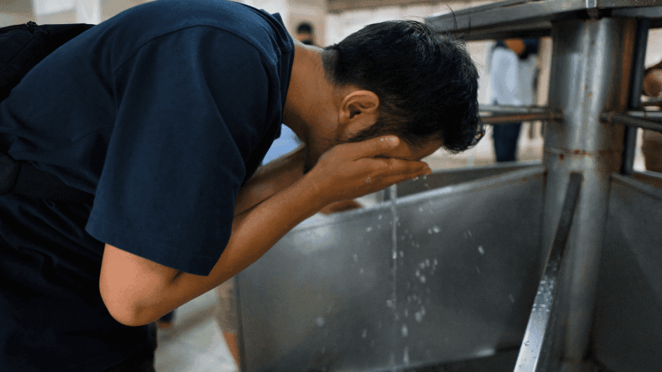 Bolehkah Pakai Skincare Saat Wudhu & Puasa? Cek Faktanya di Sini