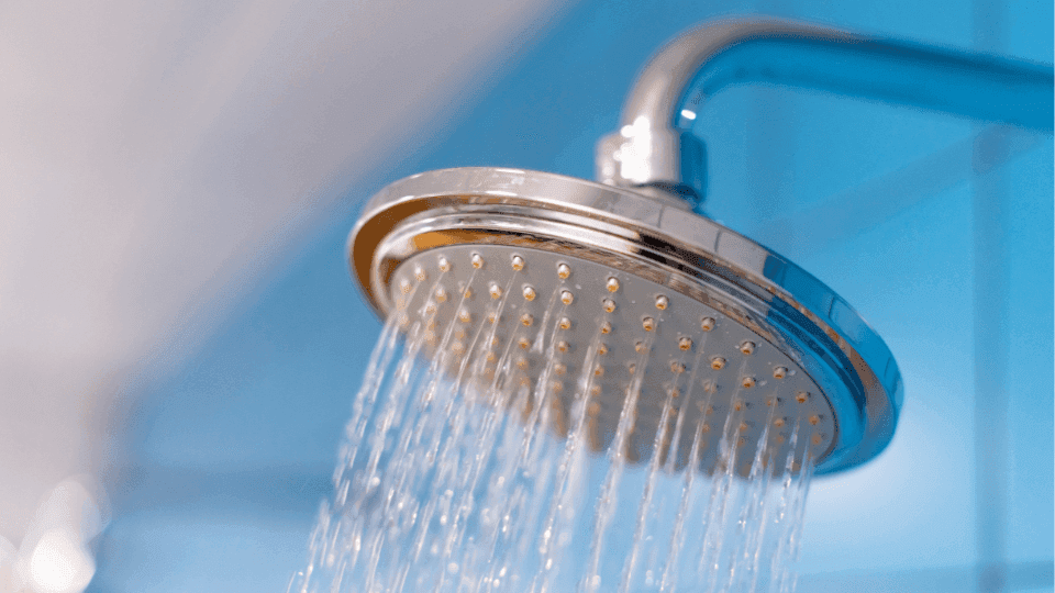 10 Kebiasaan Mandi yang Diam‑Diam Merusak Kulit dan Rambut