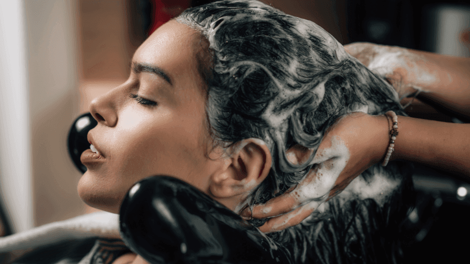 Rutin Hair Peeling: Manfaat Eksfoliasi Kulit Kepala untuk Rambut Lebih Sehat