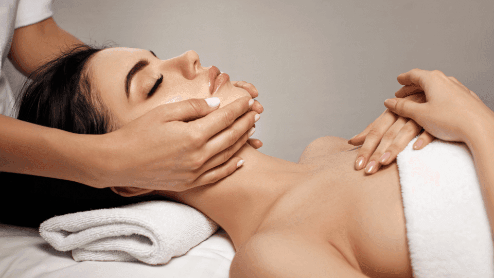 Facial Anti Aging: Pengertian, Manfaat & Prosedur Perawatannya