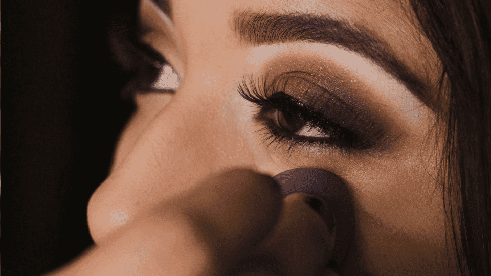 cara memakai eye shadow