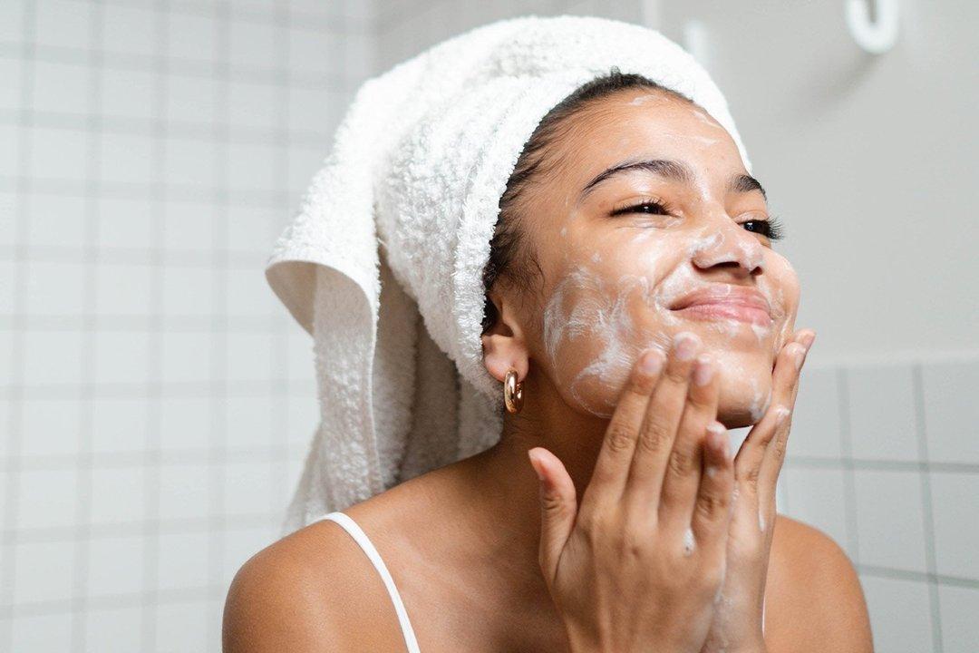 Urutan Skincare Malam Kulit Berjerawat Diricare